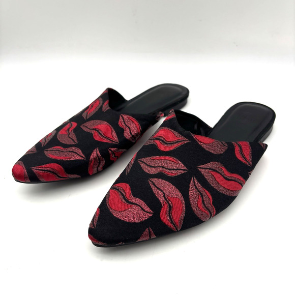 NEW Urban Outfitters Metallic Kiss Lip Print Embroidered Open Back Flats Size 6M - Picture 3 of 16